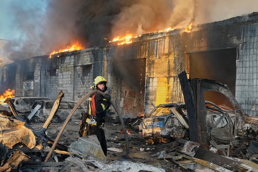 I vigili del fuoco spengono un incendio durante il massiccio attacco aereo russo a Kiev. (APN)