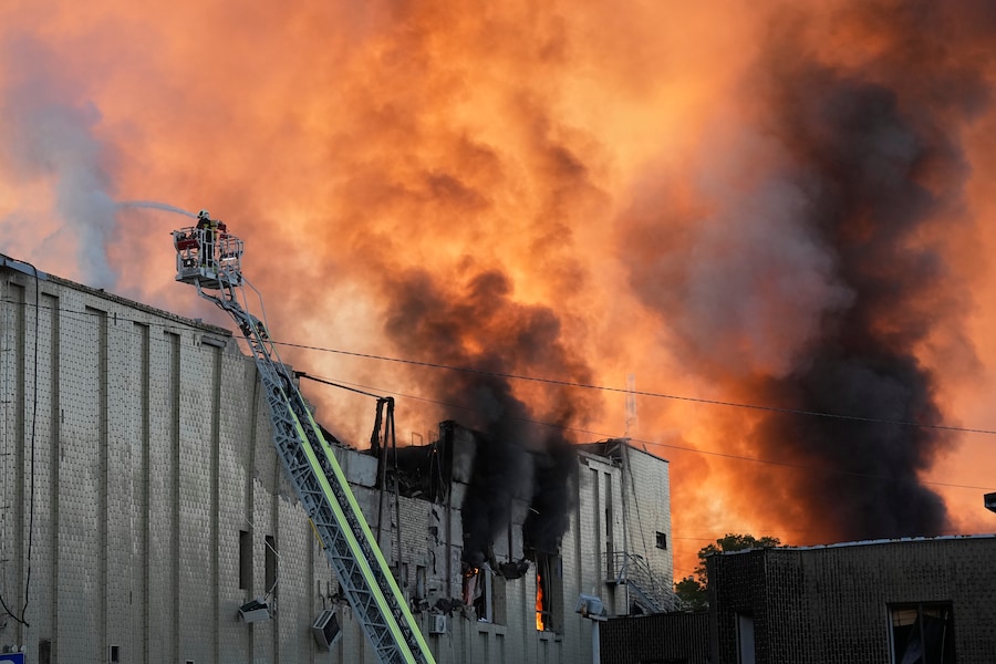 I vigili del fuoco spengono un incendio durante il massiccio attacco aereo russo a Kiev. (APN)