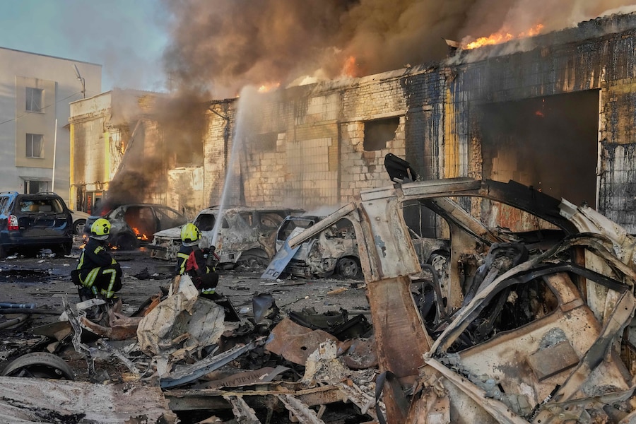 I vigili del fuoco spengono un incendio durante il massiccio attacco aereo russo a Kiev. (APN)