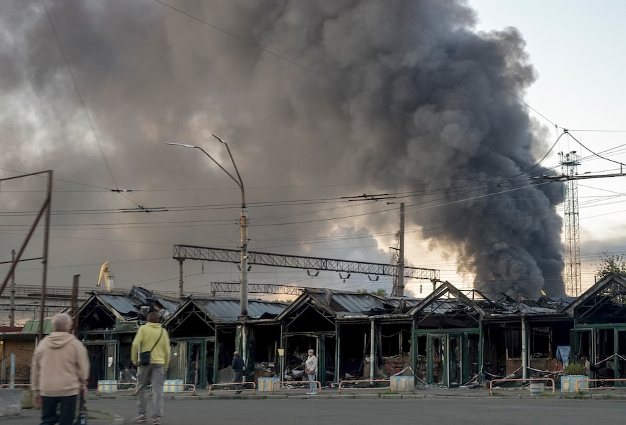 Il fumo si alza dal luogo di un attacco russo a Kiev. (EPA)