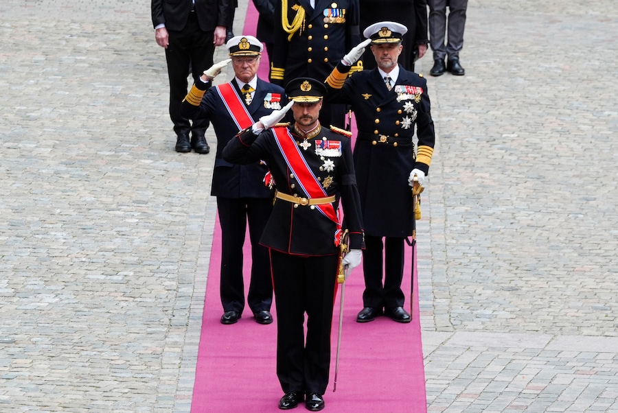 Il re Haakon VIII di Norvegia, il re Carlo Gustavo XVI di Svezia e il re Federico X di Danimarca salutano la bara del re Harald di Norvegia mentre viene trasportata al mausoleo reale nella cripta del Castello di Akershus, al termine della cerimonia funebre tenutasi nella Cattedrale di Oslo, a Oslo, Norvegia, il 9 settembre 2026. (EPA)
