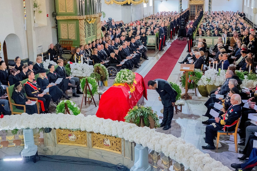 Il presidente del Parlamento norvegese (lo Storting) Masud Gharahkhani si inchina davanti alla bara durante la cerimonia funebre del re Harald di Norvegia nella Cattedrale di Oslo, a Oslo, Norvegia, il 9 settembre 2026. (via REUTERS)