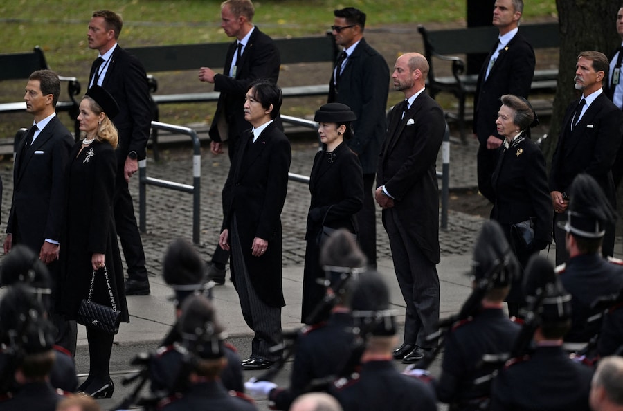 Il principe William d’Inghilterra, principe di Galles, il principe ereditario Akishino e la principessa ereditaria Kiko del Giappone partecipano al corteo funebre con la bara del re Harald di Norvegia dal Palazzo alla Cattedrale di Oslo nel giorno del funerale, a Oslo, Norvegia, il 9 settembre 2026. (REUTERS)