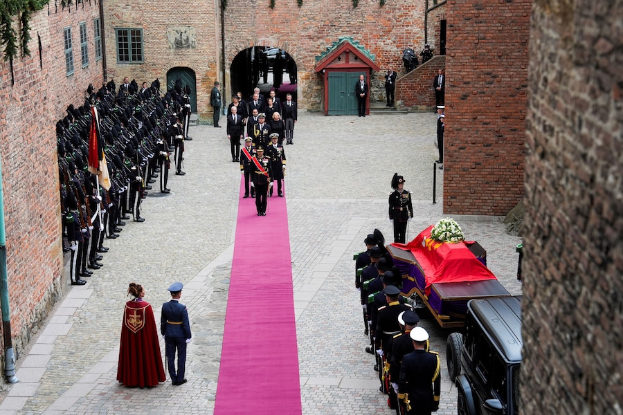 Il corteo funebre con la bara del re Harald di Norvegia si dirige verso il mausoleo reale alla fortezza di Akershus nel giorno del suo funerale, a Oslo, Norvegia, il 9 settembre 2026. (via REUTERS)