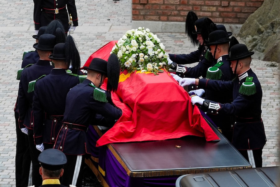 I membri della Guardia Reale si preparano a trasportare la bara del re Harald di Norvegia alla Fortezza di Akershus il giorno del suo funerale, a Oslo, Norvegia, il 9 settembre 2026. (via REUTERS)
