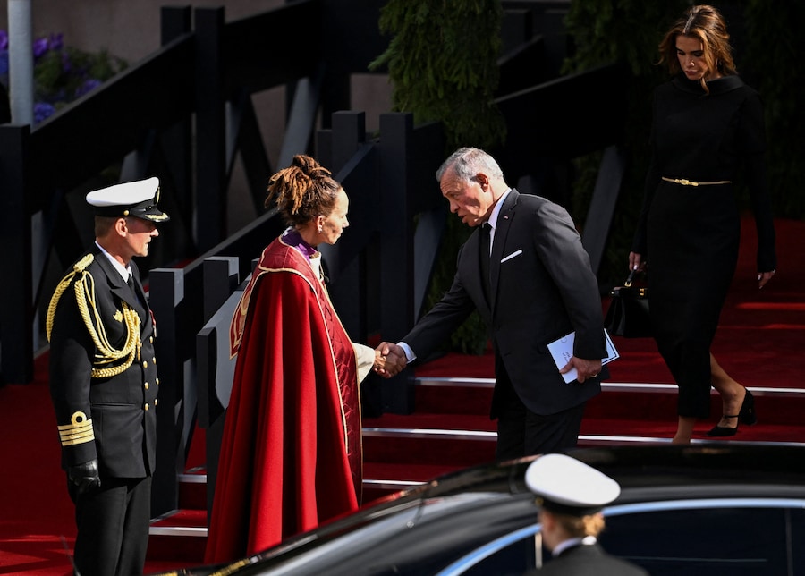 Il re Abdullah e la regina Rania di Giordania lasciano il luogo in cui si è tenuta la cerimonia funebre del re Harald di Norvegia, a Oslo, Norvegia, il 9 settembre 2026. (REUTERS)