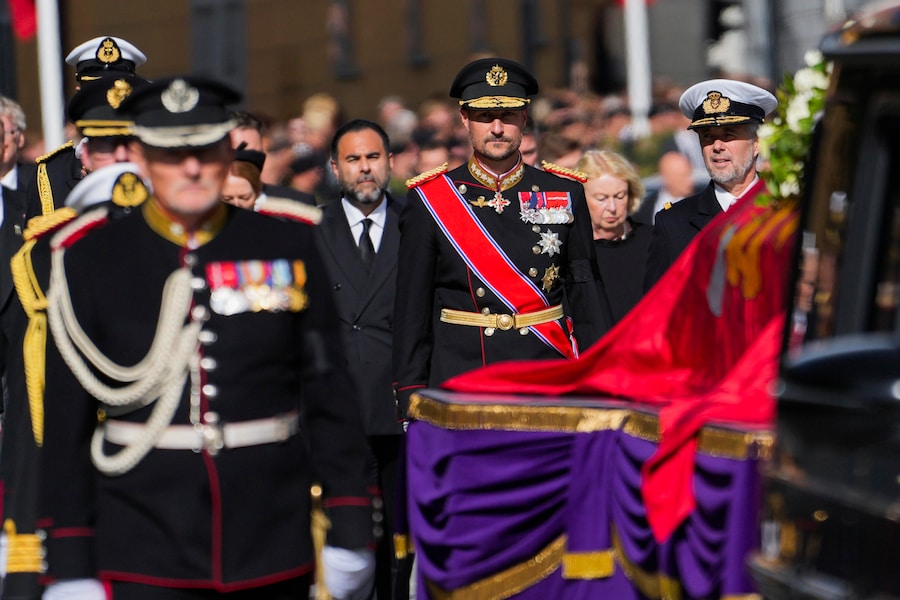 Il re Haakon VIII di Norvegia (al centro) cammina dietro il carro funebre che trasporta la bara del defunto padre, il re Harald V, dalla Cattedrale di Oslo alla Fortezza di Akershus al termine del funerale, a Oslo, Norvegia, il 9 settembre 2026. (EPA)