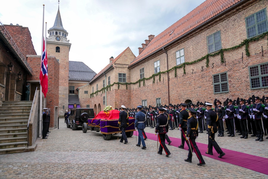 La bara del re Harald di Norvegia viene trasportata al mausoleo reale nella cripta del Castello di Akershus dopo la cerimonia funebre tenutasi nella Cattedrale di Oslo, a Oslo, in Norvegia, il 9 settembre 2026. (EPA)