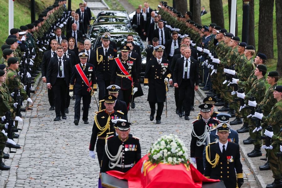 Il re Haakon VIII di Norvegia (al centro), il re Carlo XVI Gustavo di Svezia (al centro-sinistra) e il re Federico X di Danimarca camminano dietro il carro funebre che trasporta la bara del re Harald V di Norvegia dalla Cattedrale di Oslo alla fortezza di Akershus al termine del funerale, a Oslo, in Norvegia, il 9 settembre 2026. (EPA)