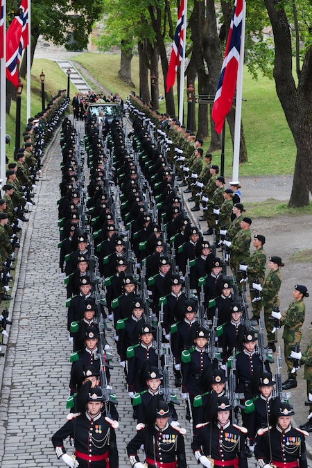 Le guardie marciano davanti al carro funebre che trasporta la bara del re Harald V di Norvegia dalla Cattedrale di Oslo alla Fortezza di Akershus al termine del funerale, a Oslo, Norvegia, il 9 settembre 2026. La cerimonia segna il primo funerale di Stato del Paese per un monarca dalla morte del padre di re Harald, re Olav V, nel 1991. (EPA)
