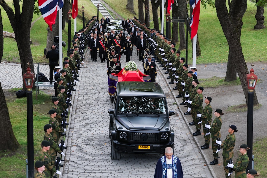 Il re Haakon VIII di Norvegia (al centro), il re Carlo XVI Gustavo di Svezia (al centro a sinistra) e il re Federico X di Danimarca (al centro a destra) camminano dietro il carro funebre che trasporta la bara del re Harald V di Norvegia dalla Cattedrale di Oslo alla fortezza di Akershus al termine del funerale, a Oslo, in Norvegia, il 9 settembre 2026. (EPA)
