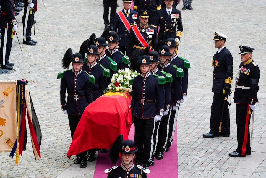 La bara del re Harald di Norvegia viene trasportata al mausoleo reale nella cripta del Castello di Akershus dopo la cerimonia funebre tenutasi nella Cattedrale di Oslo, a Oslo, in Norvegia, il 9 settembre 2026. La cerimonia segna il primo funerale di Stato del Paese per un monarca dalla morte del padre di re Harald, re Olav V, avvenuta nel 1991. (EPA)