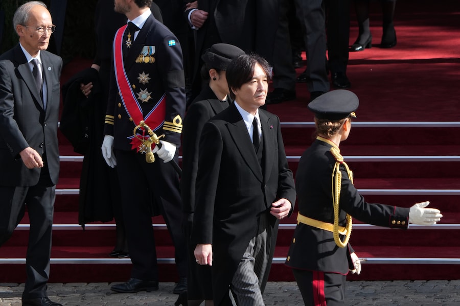 Il principe ereditario Akishino e la principessa ereditaria Kiko del Giappone, al centro a sinistra e a destra, escono dalla Cattedrale di Oslo al termine della cerimonia funebre in onore del re Harald V di Norvegia, tenutasi a Oslo mercoledì 9 settembre 2026. (APN)
