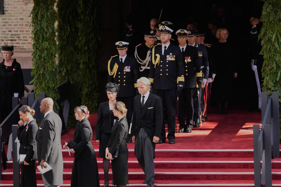 Marius Borg Hoiby, al centro, esce dalla Cattedrale di Oslo al termine della cerimonia funebre in memoria del re Harald V di Norvegia, tenutasi a Oslo mercoledì 9 settembre 2026. (APN)