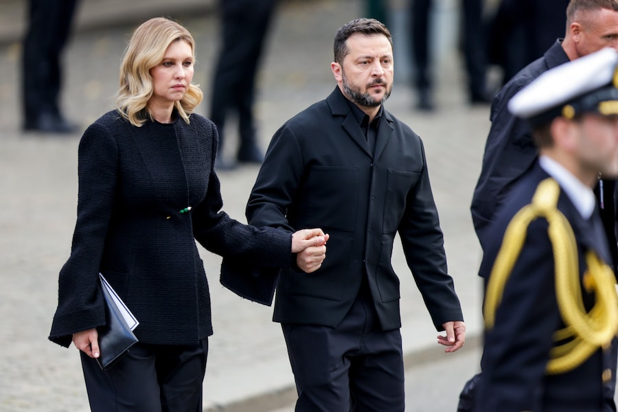 Il presidente ucraino Volodymyr Zelenskyy e la first lady Olena Zelenska seguono la bara con le spoglie del re Harald V di Norvegia mentre viene trasportata in processione dalla Cattedrale di Oslo alla cappella del palazzo del Castello di Akershus a Oslo, in Norvegia, mercoledì 9 settembre 2026. (APN)