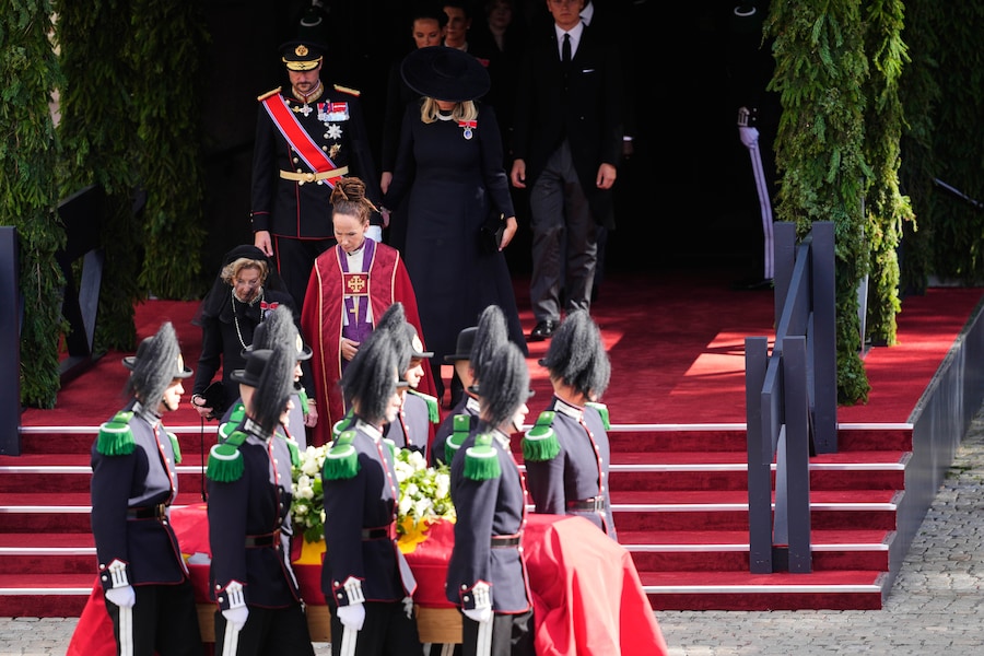 La bara del re Harald V di Norvegia viene portata fuori dalla Cattedrale di Oslo, seguita dal re Haakon VIII e dalla regina Mette-Marit, dalla regina Sonja e dal vescovo di Oslo Sunniva Gylver, al termine della cerimonia funebre tenutasi a Oslo mercoledì 9 settembre 2026. (APN)