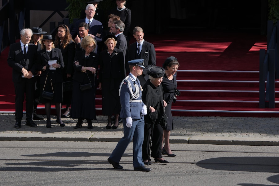 La principessa Beatrix dei Paesi Bassi, seconda da destra, esce dalla Cattedrale di Oslo al termine della cerimonia funebre in memoria del re Harald V di Norvegia, tenutasi a Oslo mercoledì 9 settembre 2026. (APN)