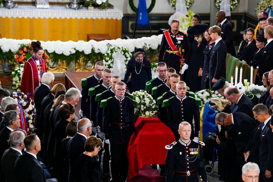 Il trasporto della bara all’uscita dalla cerimonia funebre del re Harald V di Norvegia presso la Cattedrale di Oslo, a Oslo, Norvegia, il 9 settembre 2026. (EPA)