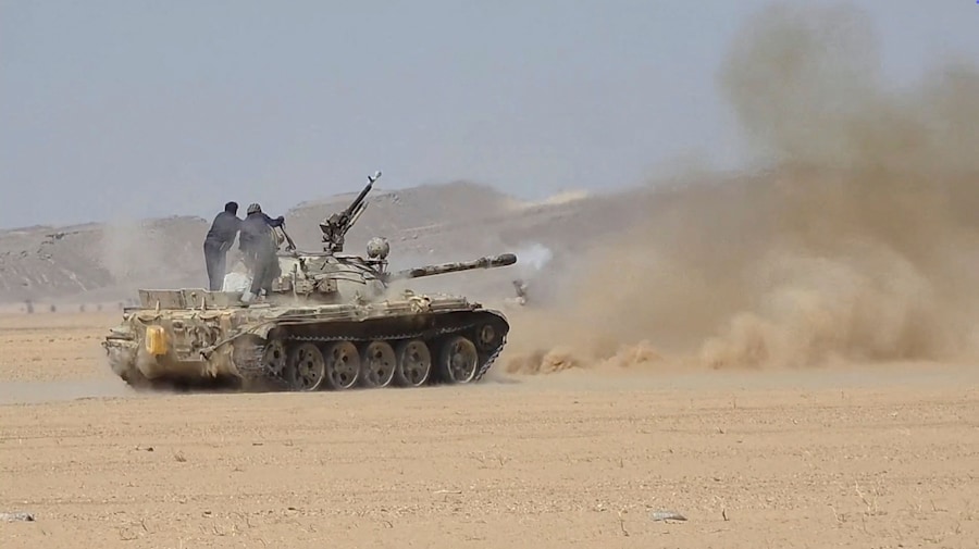 I membri delle forze governative yemenite sostenute dall’Arabia Saudita sparano da un carro armato durante quelli che definiscono scontri con gli Houthi yemeniti, alleati dell’Iran, in una località indicata come vicina ad Al-Hazm, nello Yemen (via REUTERS)