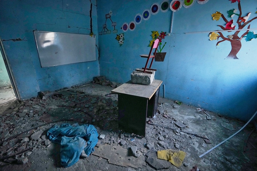 Decorazioni colorate raffiguranti alberi e fiori sono ancora visibili sulle pareti di un’aula piena di macerie della scuola Shajareh Tayyebeh, danneggiata da un attacco aereo statunitense il 28 febbraio, a Minab, nel sud dell’Iran (APN)