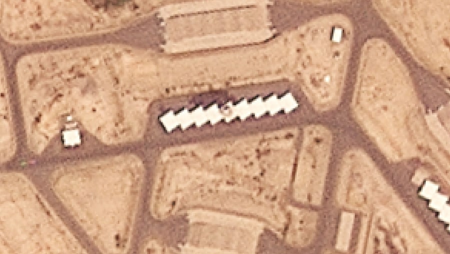 Un’immagine satellitare sembra mostrare i danni alla base aerea King Khalid, in Arabia Saudita, che gli Houthi hanno affermato di aver attaccato l’8 settembre, (via REUTERS)