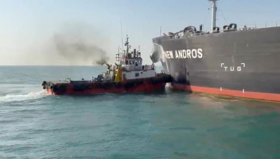 L'acqua viene spruzzata sulla petroliera New Andros, che secondo i funzionari portuali è stata colpita da un drone nelle acque territoriali irachene, in mare, il 9 settembre 2026, in questa schermata tratta da un video fornito dall'agenzia (via REUTERS)