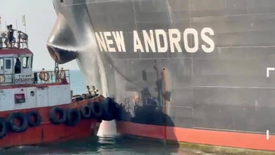 L'acqua viene spruzzata sulla petroliera New Andros, che secondo i funzionari portuali è stata colpita da un drone nelle acque territoriali irachene, in mare, il 9 settembre 2026, in questa immagine tratta da un video diffuso dall'agenzia (via REUTERS)
