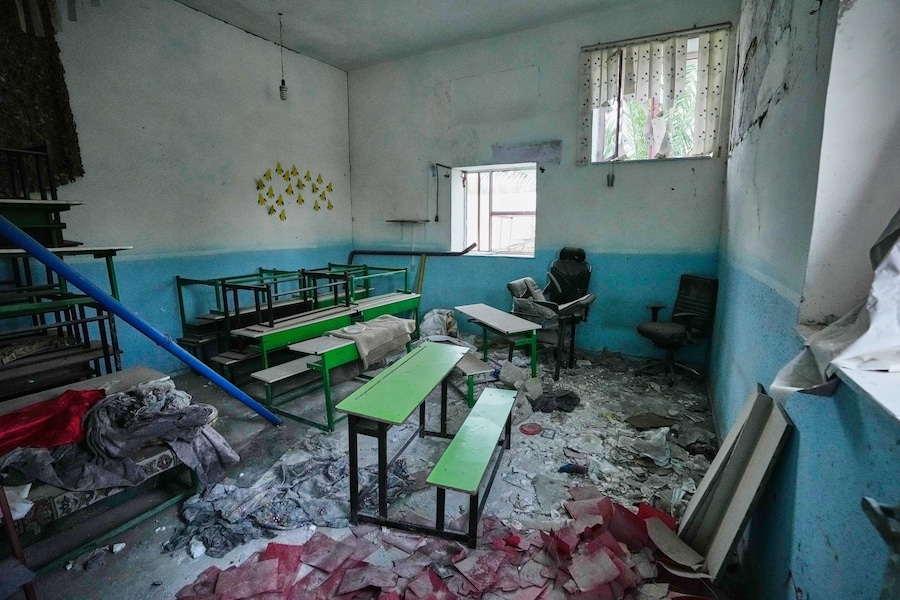 I banchi e le sedie della scuola Shajareh Tayyebeh, danneggiata da un attacco aereo statunitense avvenuto il 28 febbraio a Minab, nel sud dell’Iran, giacciono tra le macerie (APN)