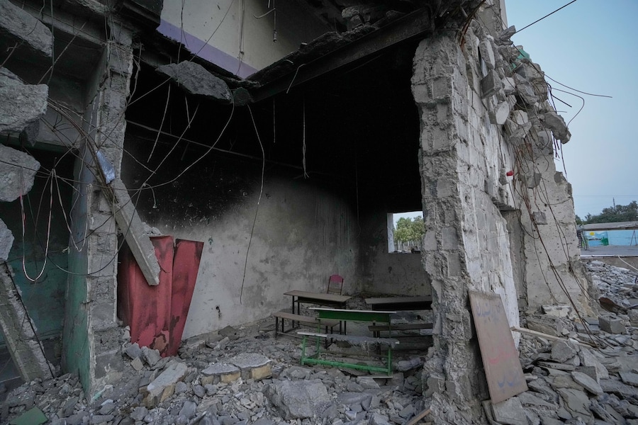 I banchi sono ancora all’interno delle rovine di un’aula della scuola Shajareh Tayyebeh, danneggiata da un attacco aereo statunitense avvenuto il 28 febbraio a Minab, nel sud dell’Iran (APN)