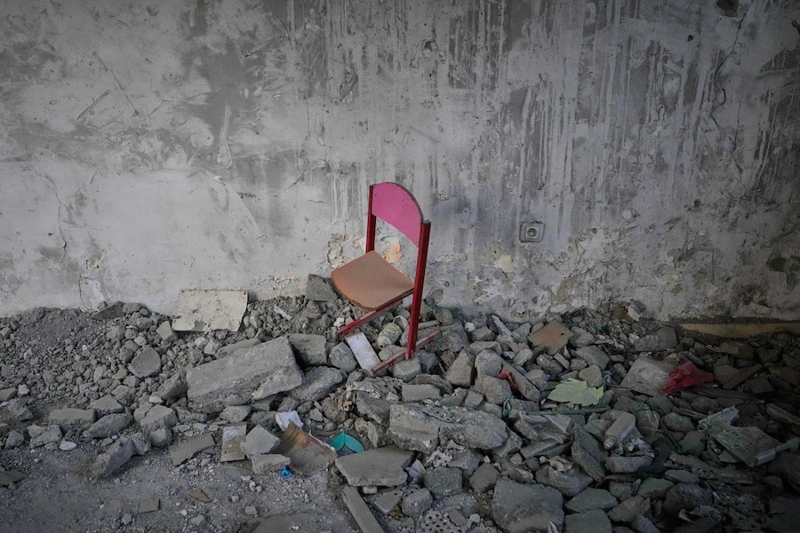 Una sedia da aula rosa spunta tra le macerie della scuola Shajareh Tayyebeh, danneggiata da un attacco aereo statunitense avvenuto il 28 febbraio a Minab, nel sud dell’Iran (APN)