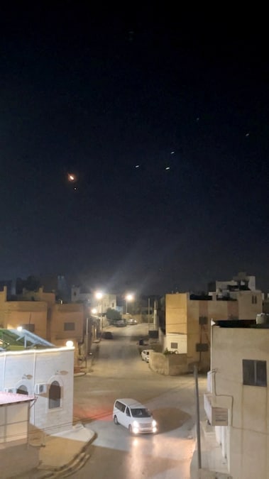 Un lampo di luce illumina il cielo mentre i sistemi di difesa aerea intervengono per intercettare i proiettili lanciati dalla Guardia Rivoluzionaria iraniana ad Ash-Shajarah, in Giordania (Obtained via REUTERS)