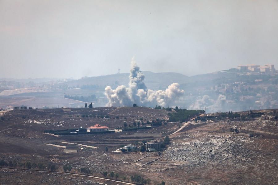 Il fumo si alza nel Libano meridionale in seguito a un attacco israeliano, come si vede da Marjayoun, Libano (REUTERS)