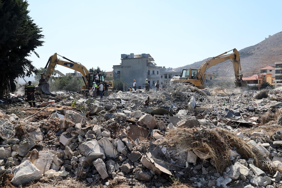 Le ruspe sono all’opera mentre i soccorritori cercano sopravvissuti in seguito a un attacco aereo israeliano che ha colpito un edificio nel villaggio di Kfar Rumman, nel sud del Libano (EPA)