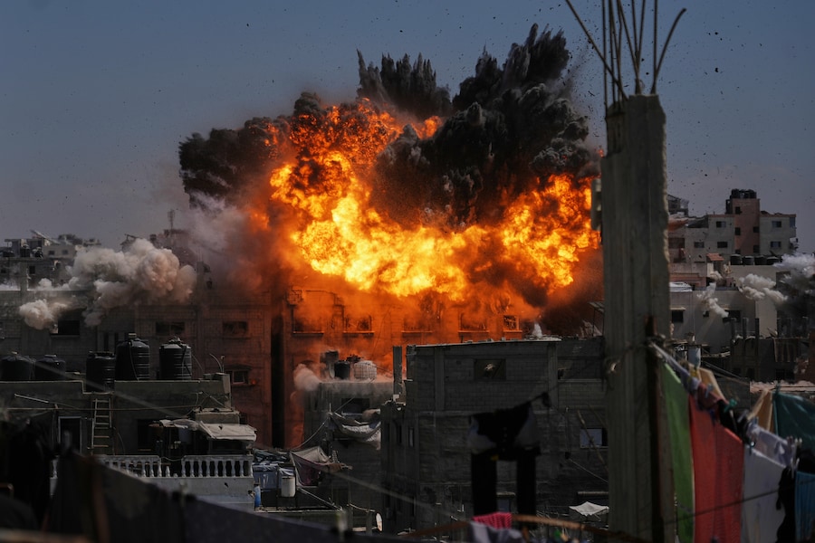 Un'esplosione in seguito a un attacco aereo israeliano nella città di Gaza (APN)