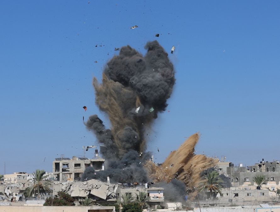 Il fumo si alza da un'abitazione durante un attacco israeliano, sferrato dopo che l'esercito israeliano aveva intimato ai residenti di evacuare la zona, a Khan Younis, nella Striscia di Gaza meridionale (REUTERS)