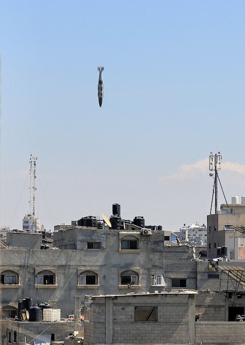Un missile si abbatte su un’abitazione durante un attacco israeliano, sferrato dopo che l’esercito israeliano aveva intimato ai residenti di evacuare la zona, nel campo profughi di Al Shati a Gaza City, (REUTERS)