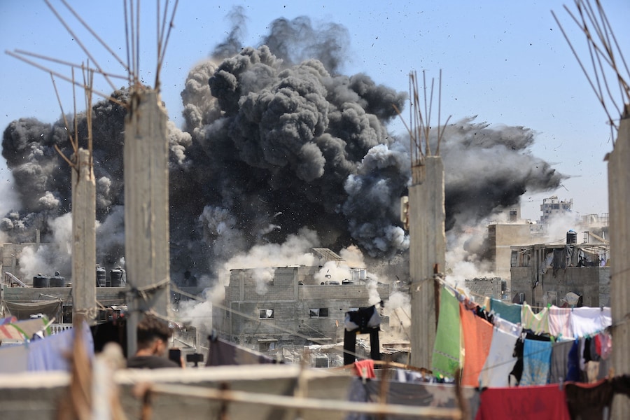 Il fumo si alza da un'abitazione in seguito a un attacco israeliano, sferrato dopo che l'esercito israeliano aveva intimato ai residenti di evacuare la zona, nel campo profughi di Al Shati a Gaza City (REUTERS)
