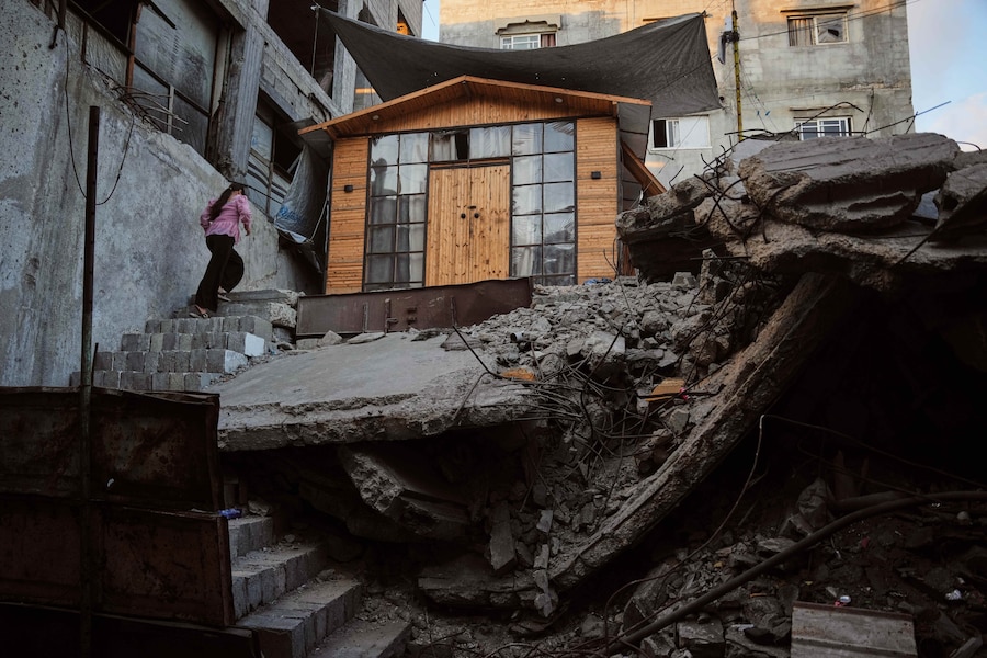 La ragazzina palestinese Julia Joudeh, 11 anni, sale sulla sua nuova casa di legno, costruita sulle macerie dell’abitazione della sua famiglia distrutta durante la guerra tra Israele e Hamas, a Gaza City (APN)