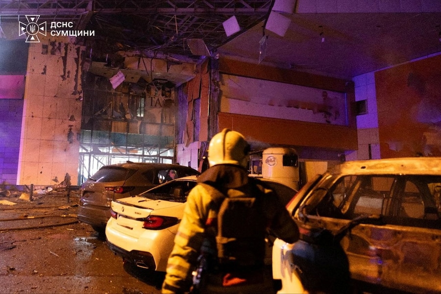 Il personale di emergenza interviene sul luogo di un centro commerciale colpito da un attacco con droni russi a Sumy, Ucraina (via REUTERS)