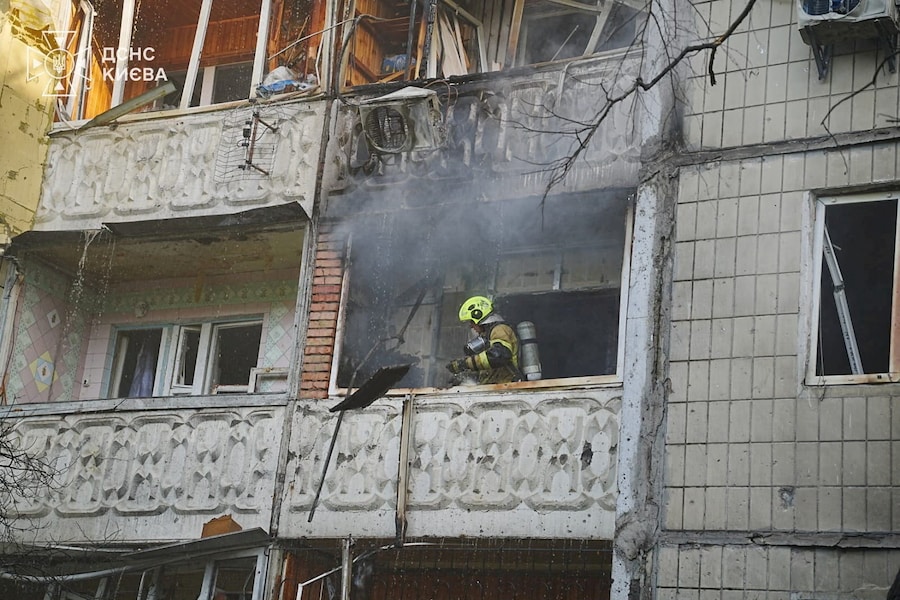 Un vigile del fuoco al lavoro sul luogo di un condominio colpito da un attacco con droni russi a Kiev (via REUTERS)