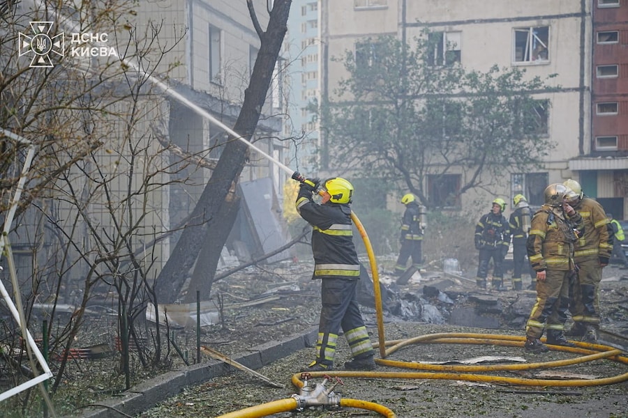 I vigili del fuoco intervengono sul luogo di un condominio colpito da un attacco con droni russi a Kiev (via REUTERS)