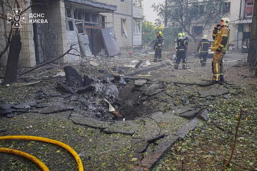I vigili del fuoco intervengono sul luogo di un condominio colpito da un attacco con droni russi a Kiev, in Ucraina (via REUTERS)