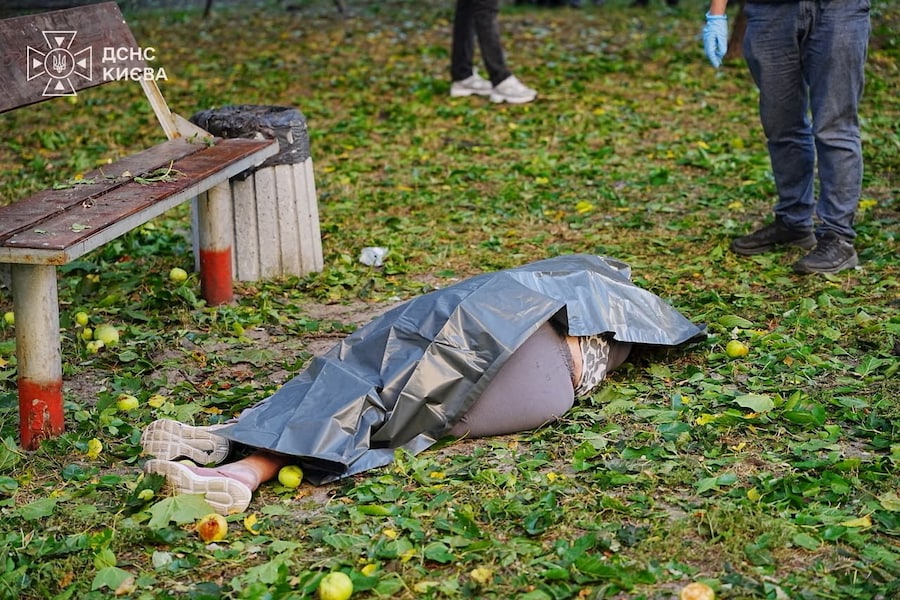 Il corpo di un residente ucciso, coperto da un sacco di plastica, giace a terra sul luogo di un condominio colpito da un attacco con droni russi a Kiev, Ucraina (via REUTERS)