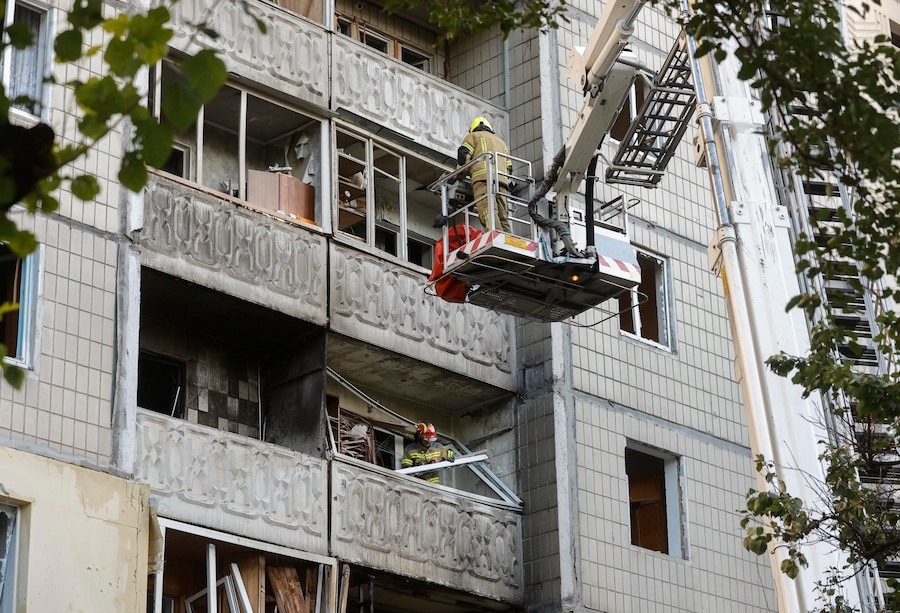 I servizi di emergenza sul luogo di un attacco russo contro un edificio residenziale di nove piani a Kiev (EPA)