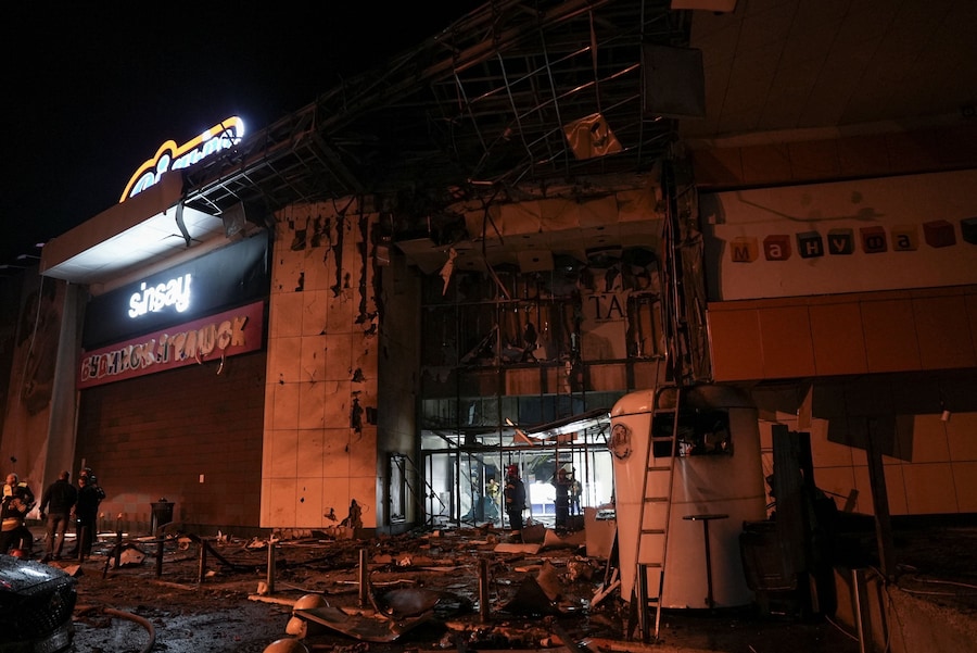 I soccorritori sono all’opera sul luogo di un centro commerciale colpito da un attacco serale con droni russi a Sumy, Ucraina (REUTERS)