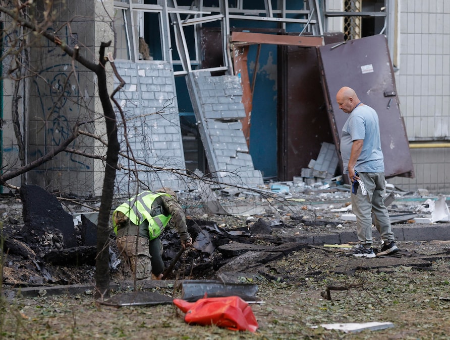I servizi di emergenza sul luogo di un attacco russo contro un edificio residenziale di nove piani a Kiev (EPA)