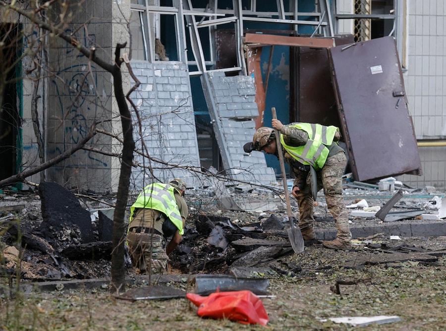 I servizi di emergenza sul luogo di un attacco russo contro un edificio residenziale di nove piani a Kiev (EPA)