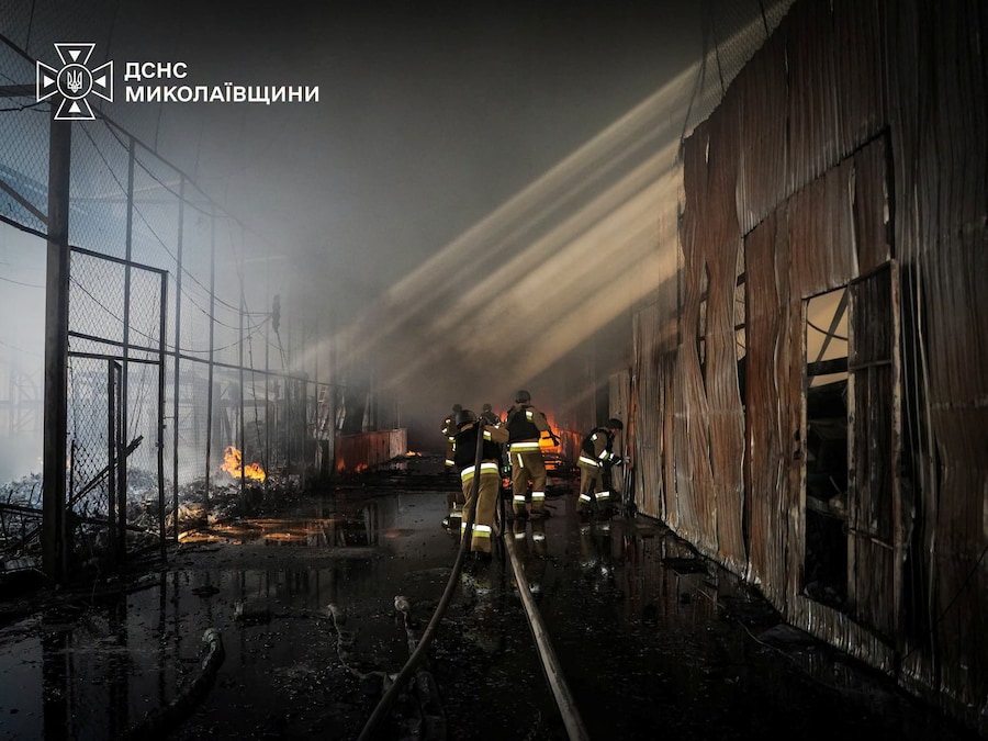 I vigili del fuoco intervengono sul luogo di un magazzino colpito durante gli attacchi aerei e con droni russi a Mykolaiv, Ucraina (via REUTERS)