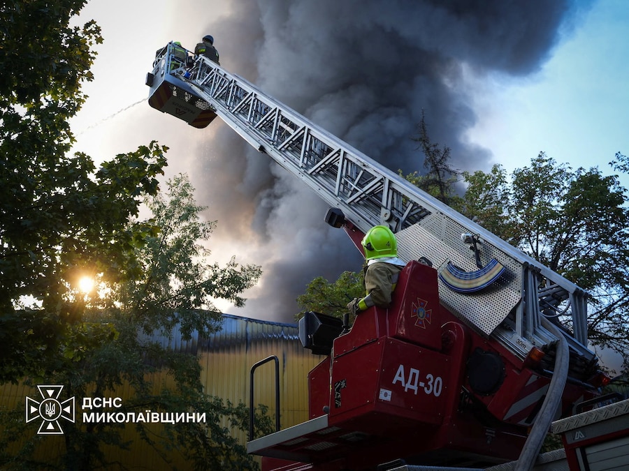 I vigili del fuoco intervengono sul luogo di un magazzino colpito durante gli attacchi aerei e con droni russi a Mykolaiv, Ucraina (via REUTERS)