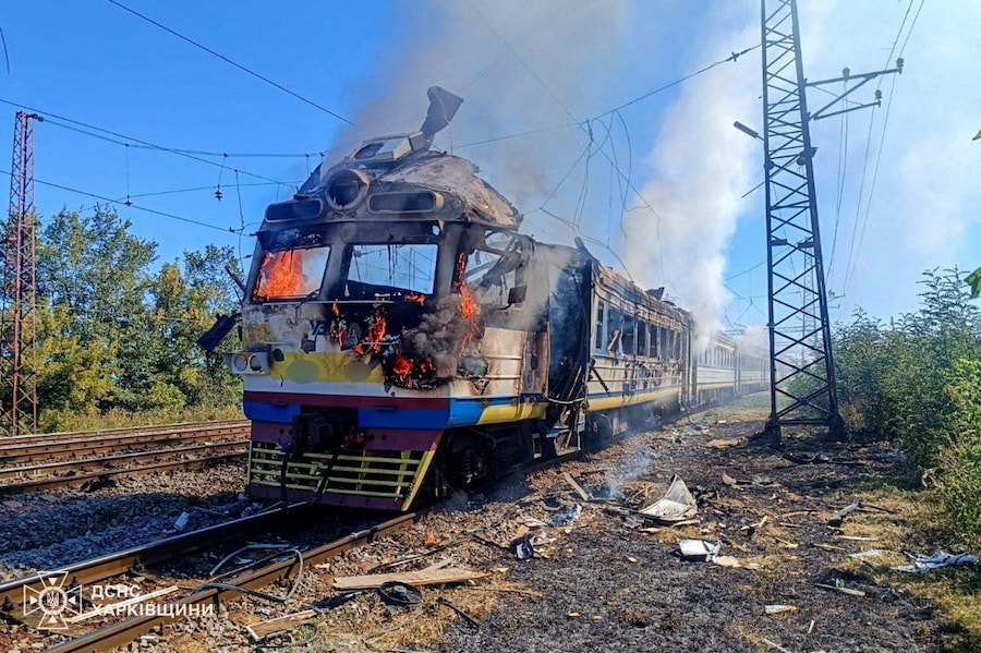 Una locomotiva di un treno passeggeri in fiamme a seguito di un attacco con droni russi nella regione di Kharkiv, Ucraina (via REUTERS)